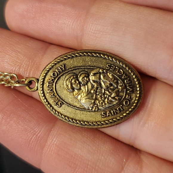 St.Anthony Goldtone Medallion Oval Necklace with Prayer Card - Picture 2 of 8